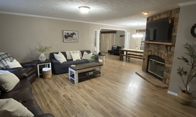 Newcomb Casa | Beautiful & spacious TN home perfectly located for Off-Roaders or Vacationers!