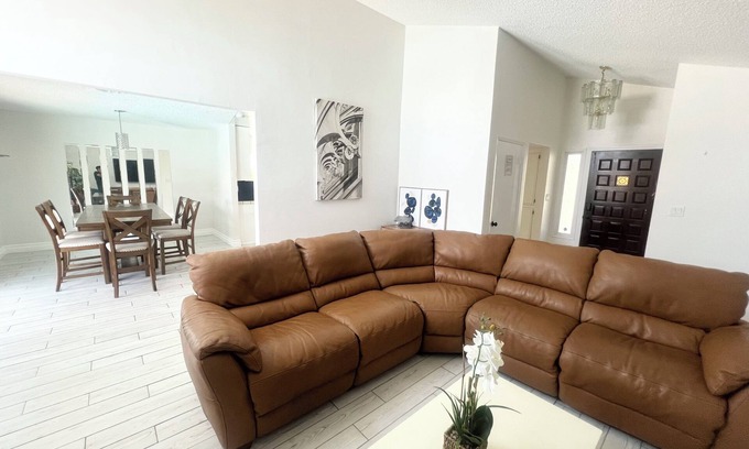 Bakersfield Casa | Beautiful spacious home +Pool