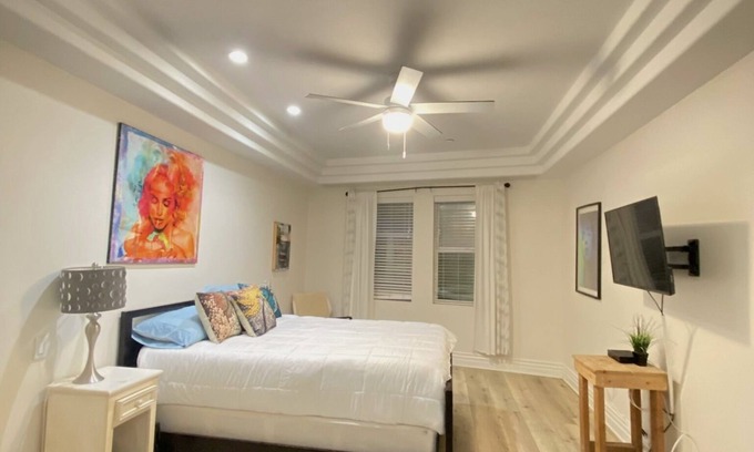 Studio City Condominio | Beautiful , spacious Convenient and Contemporary Studio City condo
