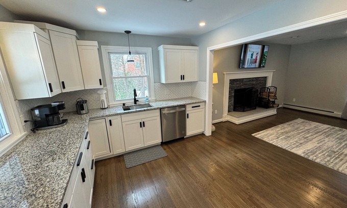 New Britain Casa | Beautiful Spacious Home Central Connecticut