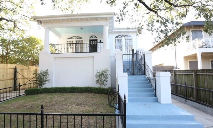 Broadmoor Apartamento | Beautiful & Spacious Apartment in Uptown with Wi-Fi, AC, Hulu