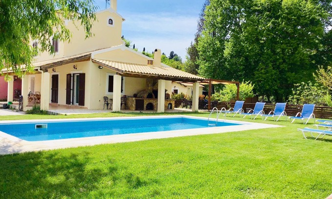 Agios Ioannis Villa | Hermosa villa espaciosa con piscina privada cerca de excelentes playas y la ciudad de Corfú