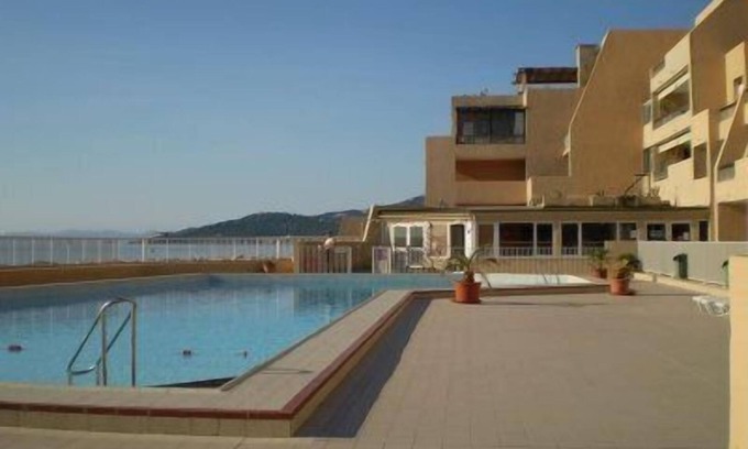 La Faviere Apartamento | HERMOSA CABINA DE AIRE ACONDICIONADO ESTUDIO ideal para 1 pareja y 3 niños.