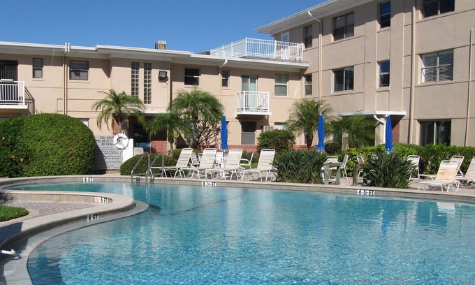 St. Pete Beach Apartamento | BEAUTIFUL ST PETE BEACH -- THE ONLY PLACE WHERE SALT LOWERS YOUR BLOOD PRESSURE