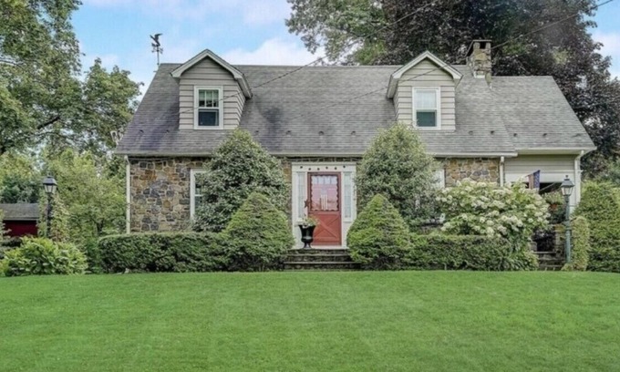 Finesville Casa | Beautiful stone house in pastoral riverside town