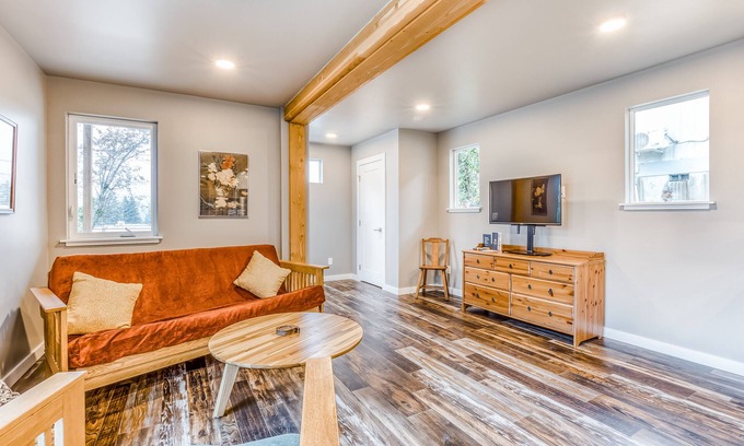 Cascade Locks Casa | Beautiful storage container home w/ Columbia Gorge views & prime location