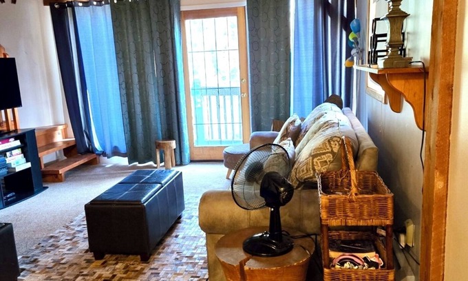 Taos Ski Valley Condominio | Beautiful Streamside Condo 1-1/2 mi from Taos Ski Valley!