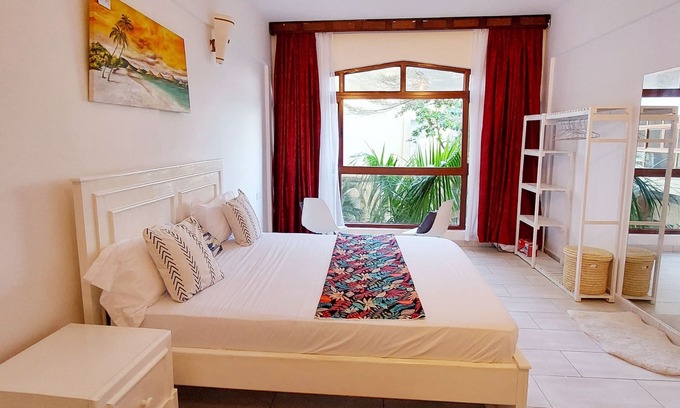 Diani Beach Apartamento | Beautiful studio apartment on a beach front property and has 2 pools.