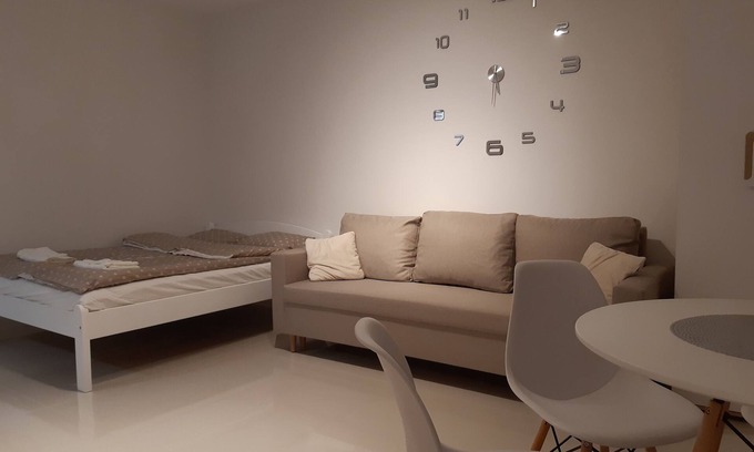 Skierniewice Apartamento | Precioso estudio en el corazón de la ciudad. Equipado con amenidades básicas