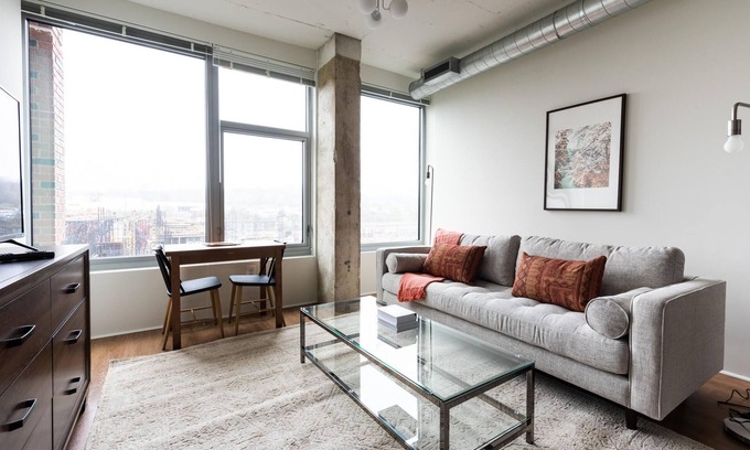 Eisenhower East Apartamento | Beautiful Studio in The Foundry w/ Concierge + Gym