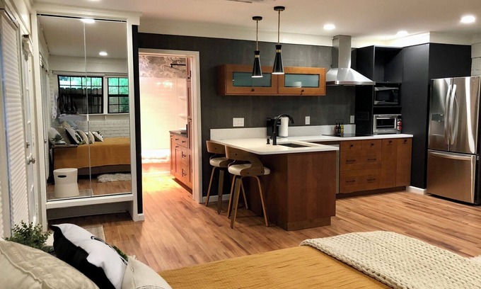 Texarkana Apartamento | Beautiful Studio w Full Kit, W/D, Covered parking, Close to Shopping/Restaurants