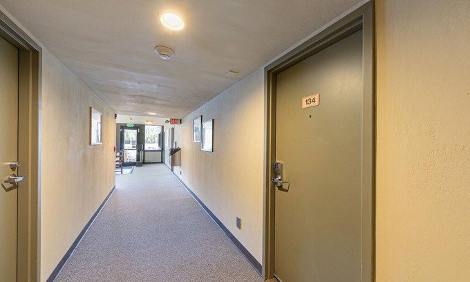 Truckee Apartamento | Beautiful Studio W/Kitchenette #134 at Donner Lake Village