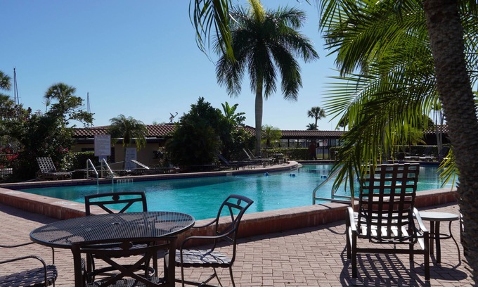 Naples Apartamento | Beautiful studio with kitchenette, sauna and pool