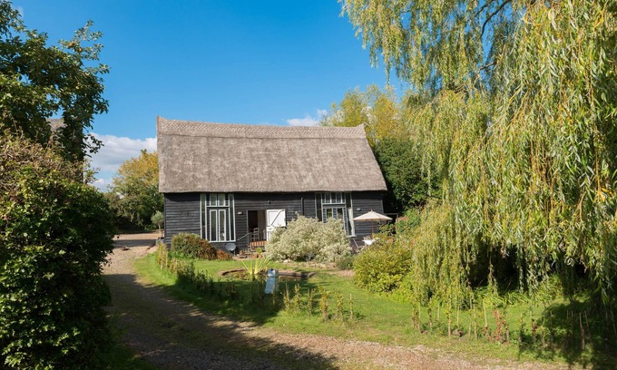 Stowmarket Cabaña | Deepwell Granary is a lovely thatched barn with attached meadow woodland