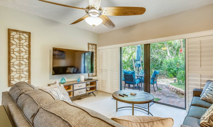 Islamorada Condominio | Beautiful, sunlit home with pool, tennis court & beach access - near the marina