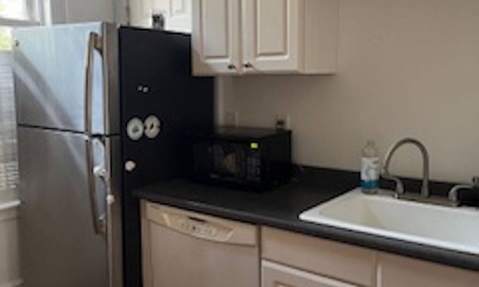 East End Apartamento | Beautiful sunny first floor - walk everywhere- summer options!