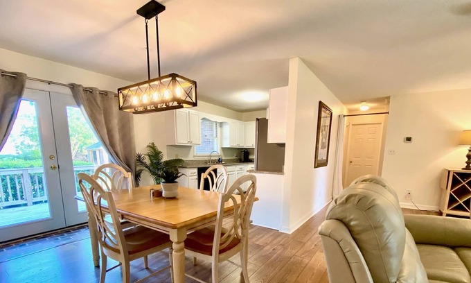 Kings Grant Casa | Beautiful sunny two bedroom home 5 minutes from the beach