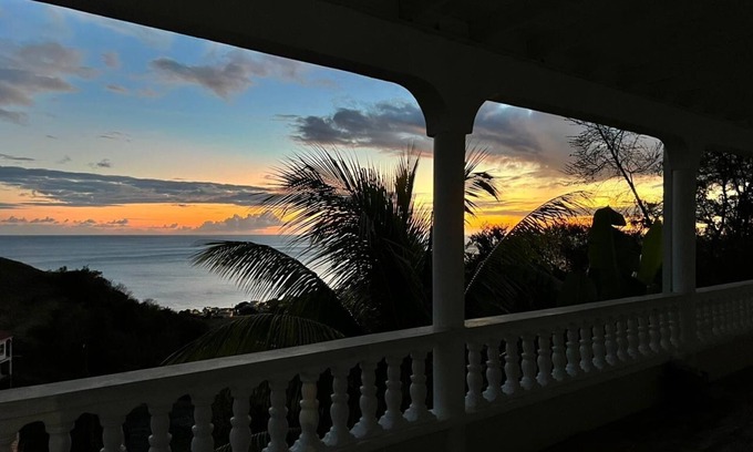 Mahaut Apartamento | Beautiful sunset and Mountain View 2 bedroom apt