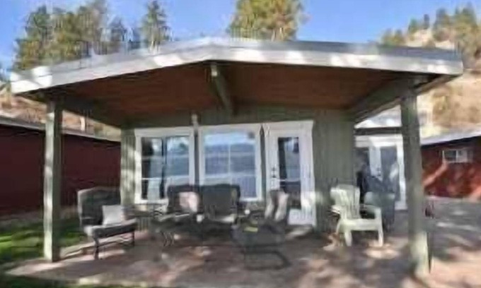 Central Okanagan Cabina | Beautiful Three Bed Lakefront Cabin - Seclusion Bay (Cabin #7)