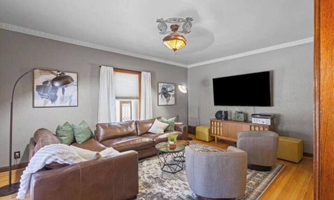 Wauwatosa Casa | Beautiful three bedroom property located in a quiet neighborhood!