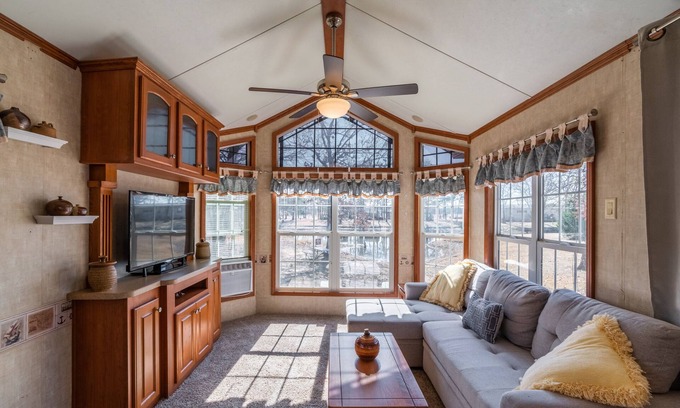 Yantis Cabaña | Beautiful Tiny Home Overlooking the Pond