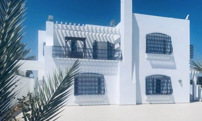 Playa Sidi Mehrez Villa | Lujosa villa con piscina enterrada y hermosa vista al mar.