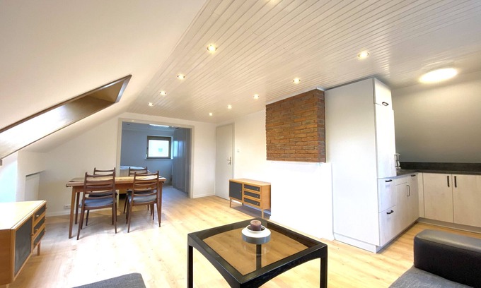 Haunstetten-Sud Apartamento | Beautiful top floor apartment with loft character