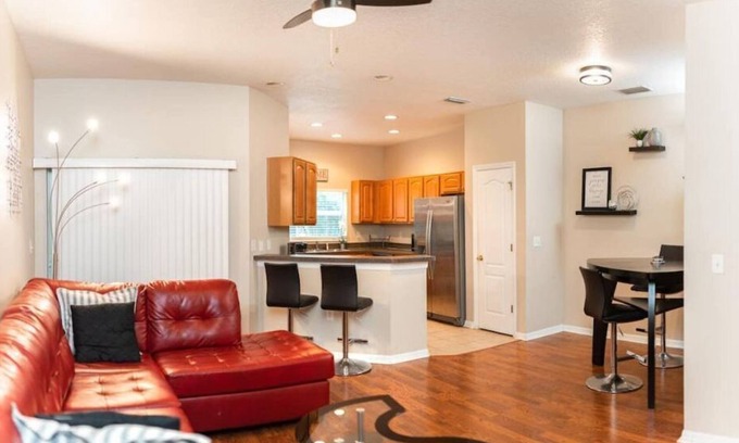 Tampa Casa | Beautiful Townhome Near Hard Rock Casino!