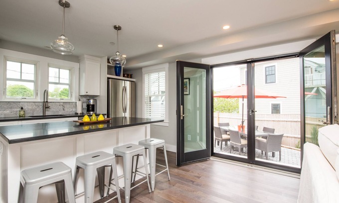 Provincetown Casa | Adosado Nueva, 1 Bloque A Comercial, 2bd / 2ba, Fp, Parking, Amplio Patio