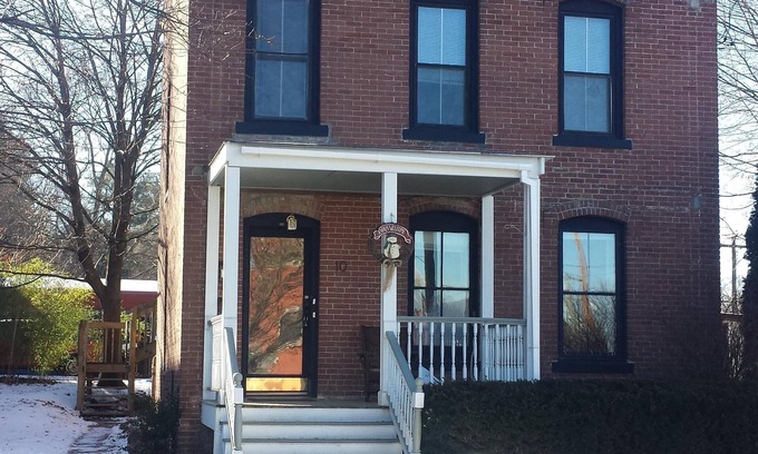 Turners Falls Apartamento | Hermosa casa de pueblo en Turners Falls!