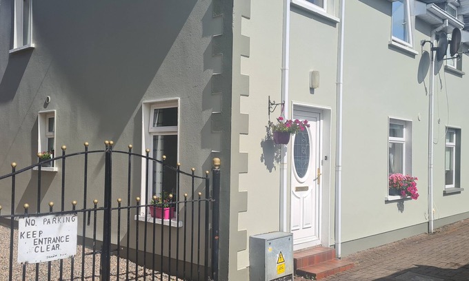 Kinlough Casa | Beautiful Townhouse in the heart of Tranquil Kinlough Village - Home From Home.