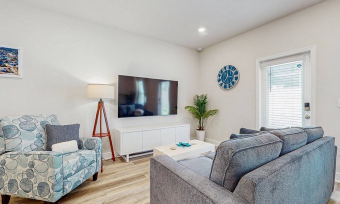 Gulf Breeze Casa | Beautiful townhouse with plenty of space, full kitchen & close to beach