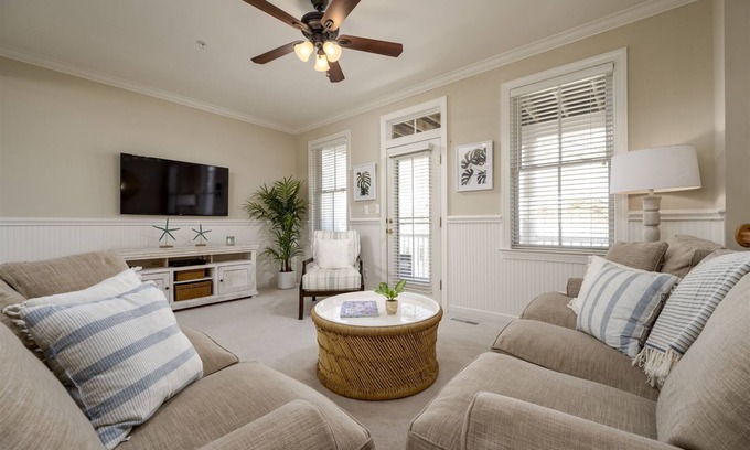 Sunset Island Casa | Beautiful Townhouse @67th, 2 Pools, FREE Linens/Towels, Grill, Baby Crib too!