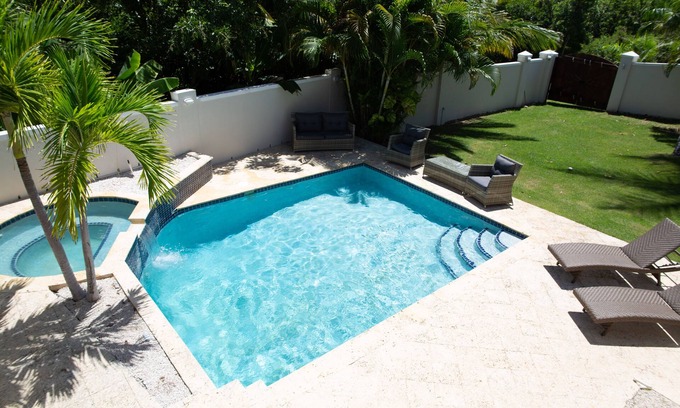 Candelero Abajo Casa | Casa recientemente remodelada con piscina privada y generador (SC40)