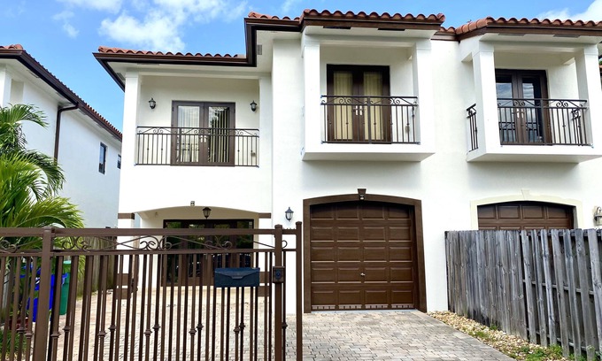 Coral Way Casa | Beautiful Townhouse with private pool near Coconut Grove, Coral Gables, M. Bch