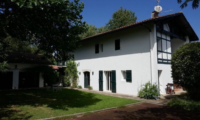 Urrugne Casa | Hermosa casa tradicional de tipo vasco, cerca de San Juan de Luz y las playas.