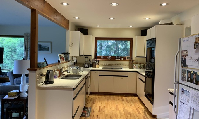 Chemainus Casa | Beautiful traditional family home and garden beside a lake