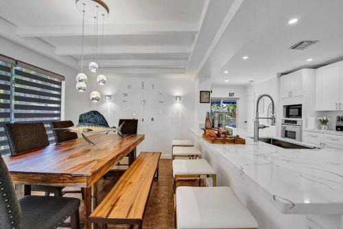 Hollywood Lakes Casa | Beautiful Tropical Vacation House close to Beach