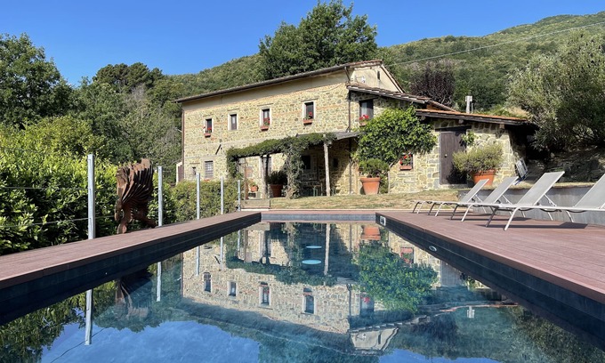 Pescia Villa | Hermosa casa de campo toscana con vistas impresionantes y una piscina
