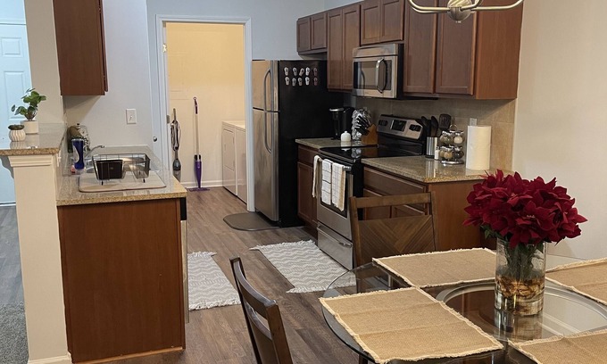 Fayetteville Apartamento | Beautiful Two Bedroom Villa 15 min from Ft. Bragg! Custom V-day Decor packages!🌹
