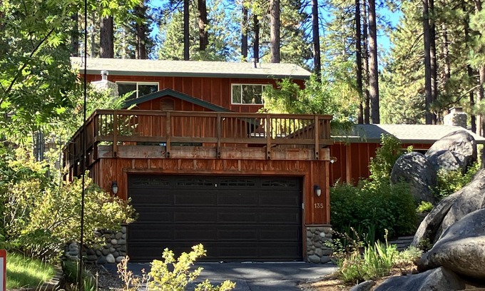 Skyland Chalet De Esquí | Beautiful two level Chalet in upscale lakefront neighborhood