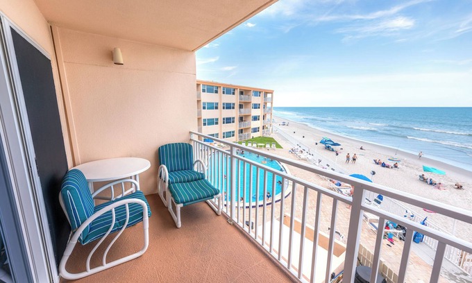 Satellite Beach Condominio | Hermosa udpdated condominio frente al mar de 2 habitaciones y 2 baños con increíbles vistas al mar!