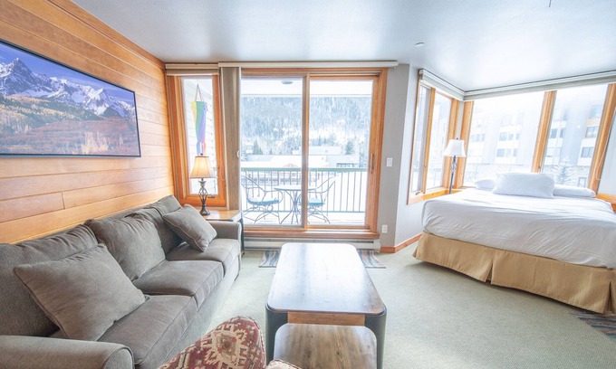 Lakeside Village Condominio | Beautiful Unit with lake views and a free shuttle