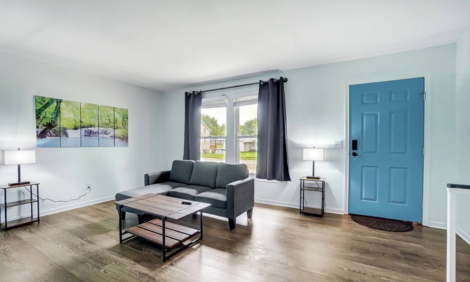 Huntington Casa | Beautiful Updated 4 Bedroom Home in Huntington, King Bed, Close to University!