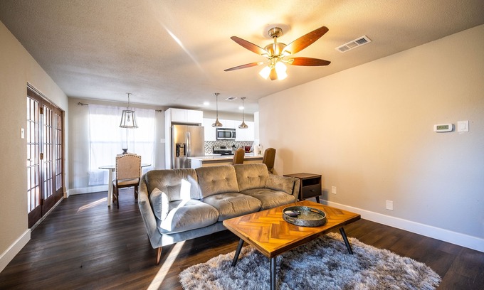North Central Carrollton Casa | Hermosa casa actualizada cerca de Frisco, Plano, Dallas y más