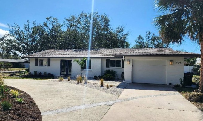 Golden Beach Casa | Beautiful updated home - Walk to Beach