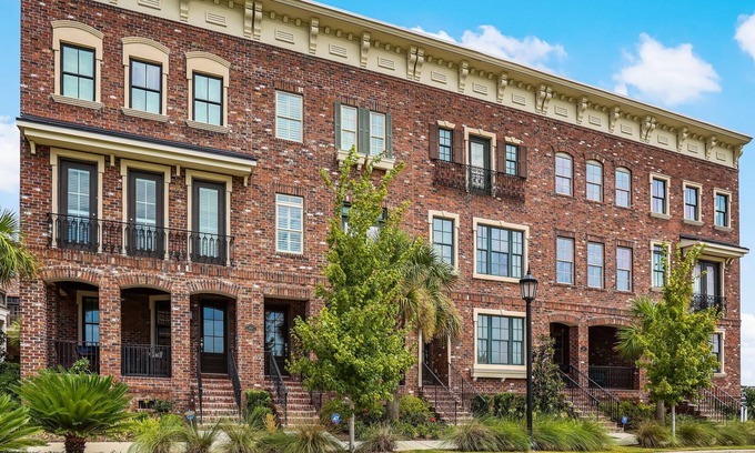 Hitch Village - Fred Wessels Homes Casa | Beautiful Upper East River Retreat! - Garage Parking Included!