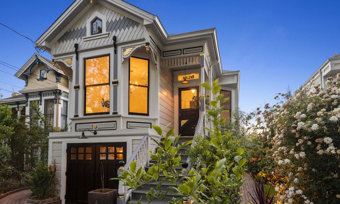 West Alameda Casa | Beautiful upper level 2b/2b flat in 1885 Queen Anne Cottage in Alameda