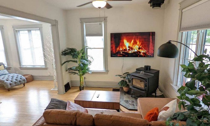 Bay View Apartamento | Beautiful, Upscale Split Level Home. Feels like a single family