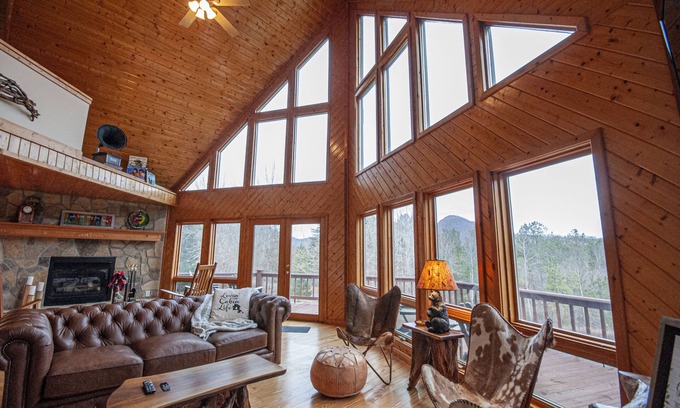 Young Harris Cabina | Beautiful Upscale 5 Bedroom Vacation Rental with Mountain Views Game Room